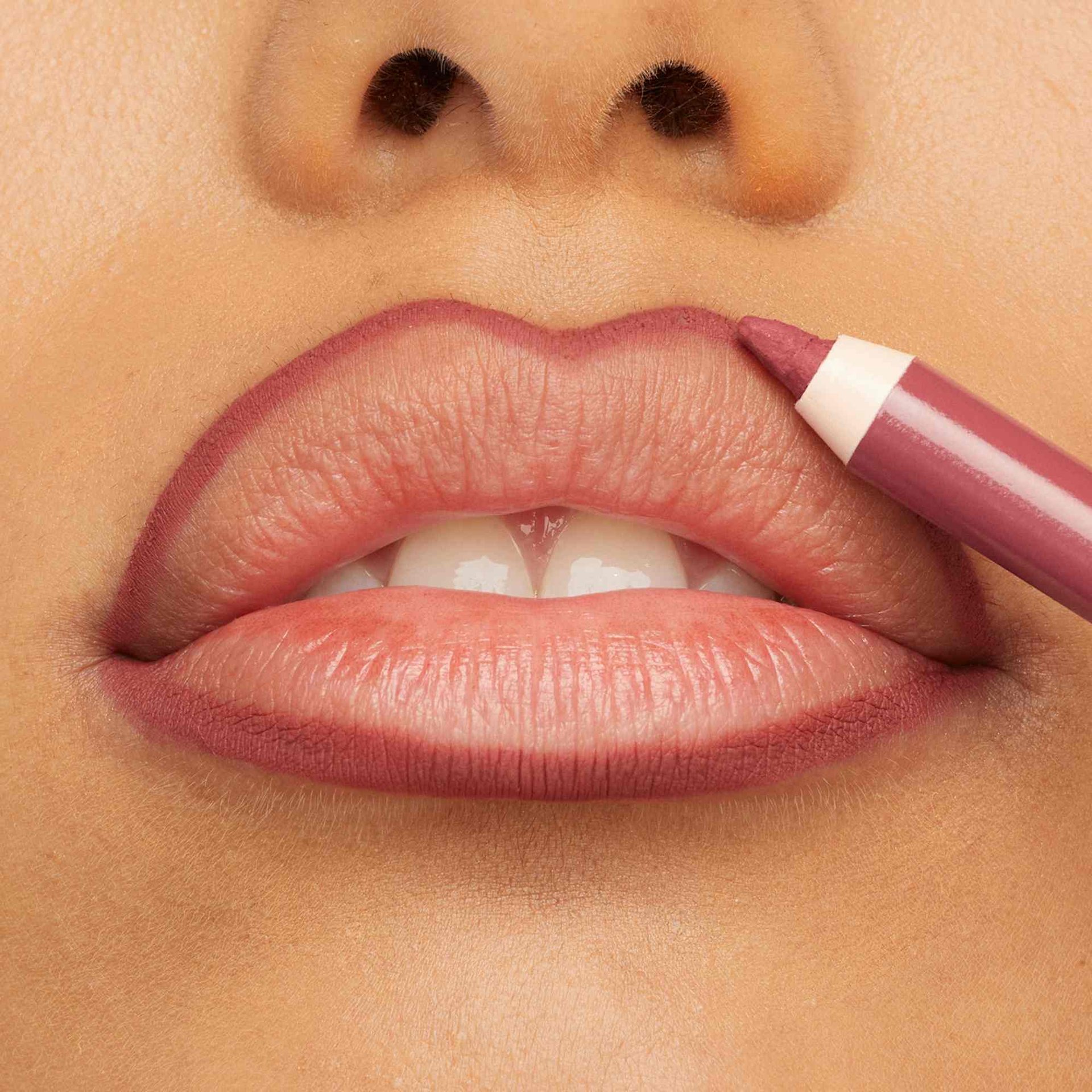 Mujer aplicándose Lifter Liner 